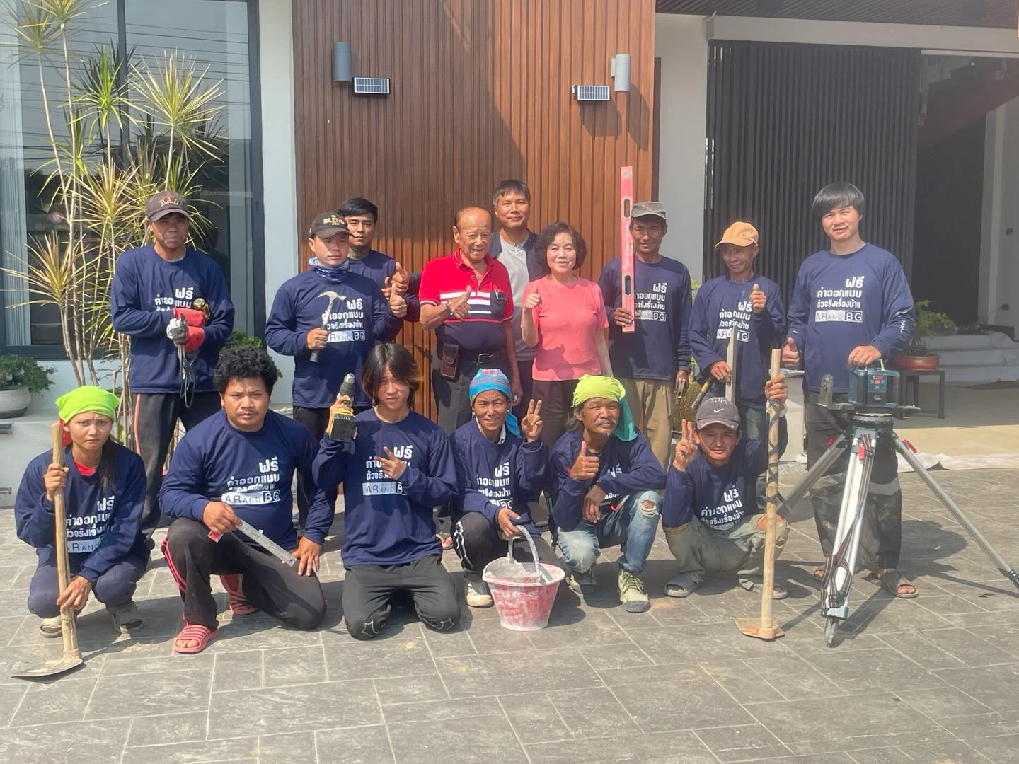 ภาพทีมงานและบรรยากาศวันส่งมอบบ้านจากโครงการของบริษัท