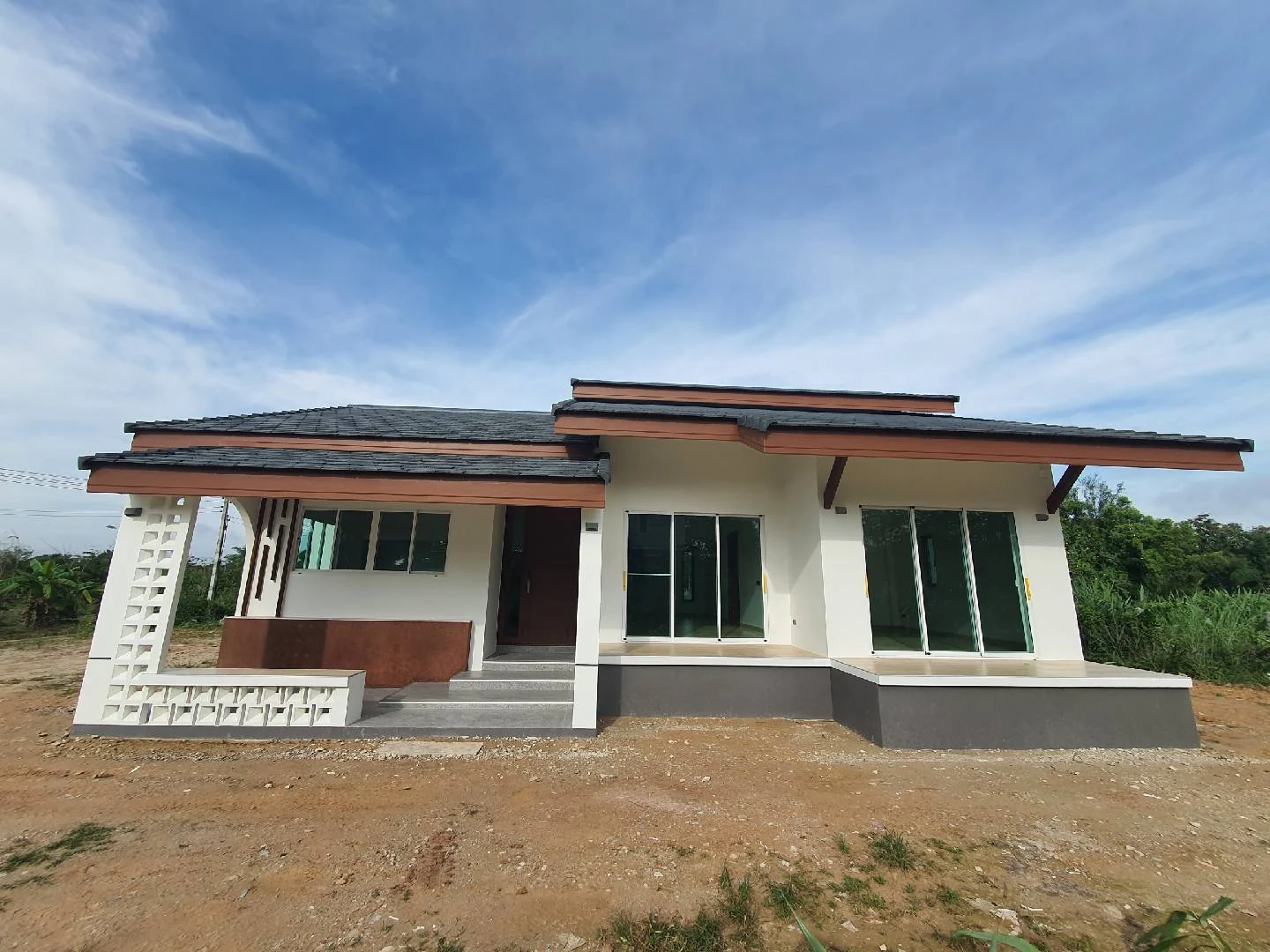 บ้านชั้นเดียวหลังคาซ้อนชั้น ผนังขาว วันส่งมอบ บ้านคุณออย คุณบอล สันทราย