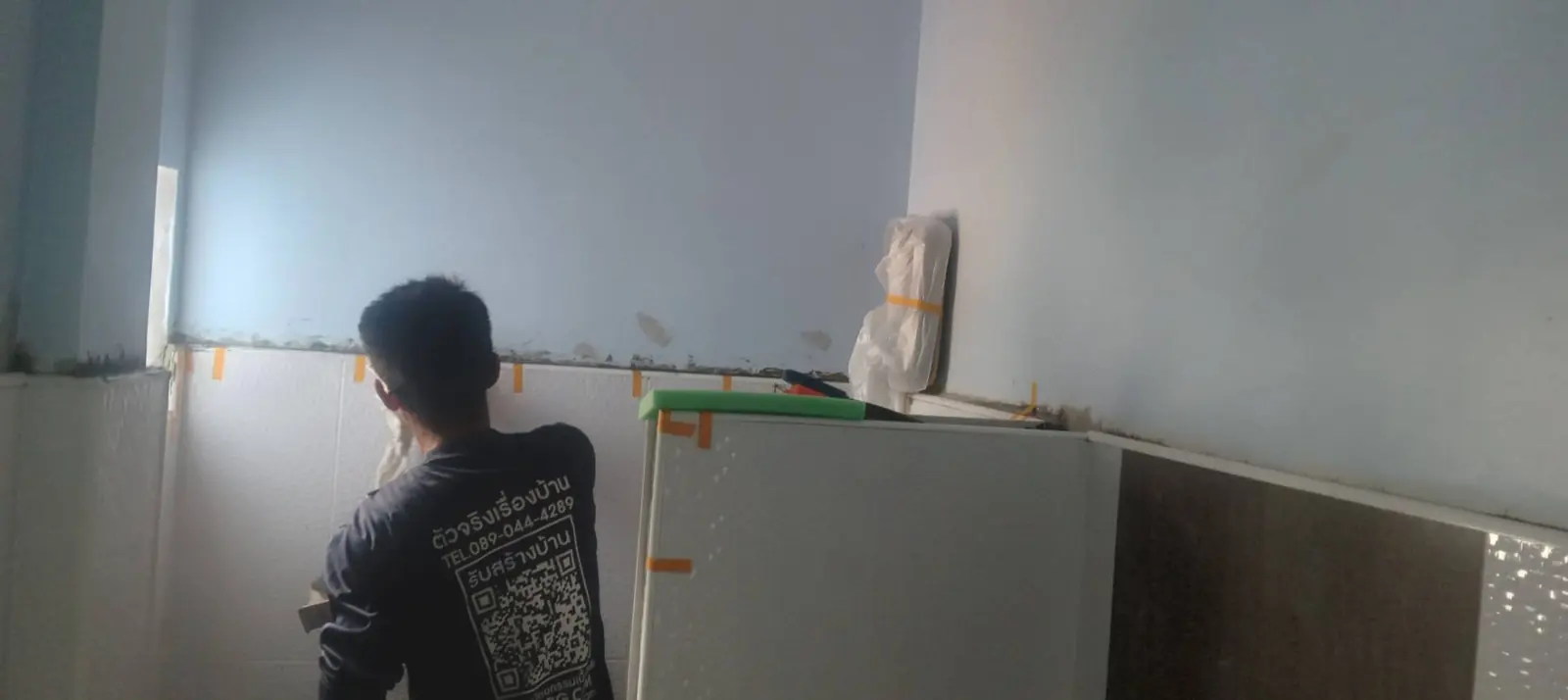 ปูกระเบื้องผนังตามแนวระดับ