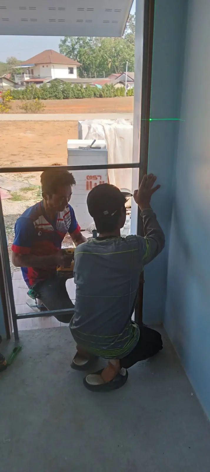 ตั้งวงกบประตูให้ได้ดิ่ง