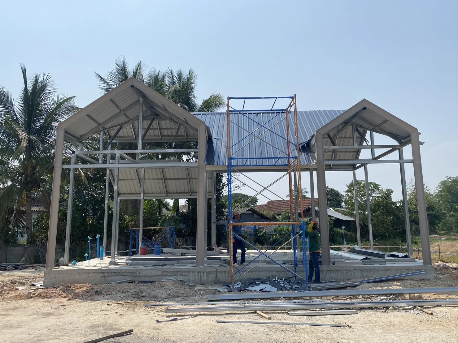 โครงเหล็กทั้งหลังบนพื้นคอนกรีต