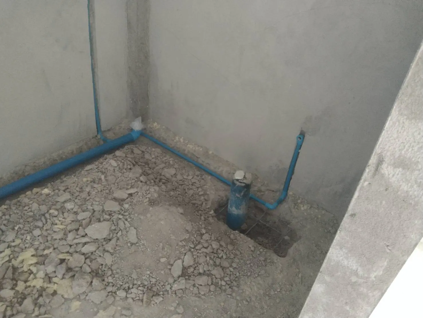 แนวท่อน้ำที่มุมผนังห้องน้ำ