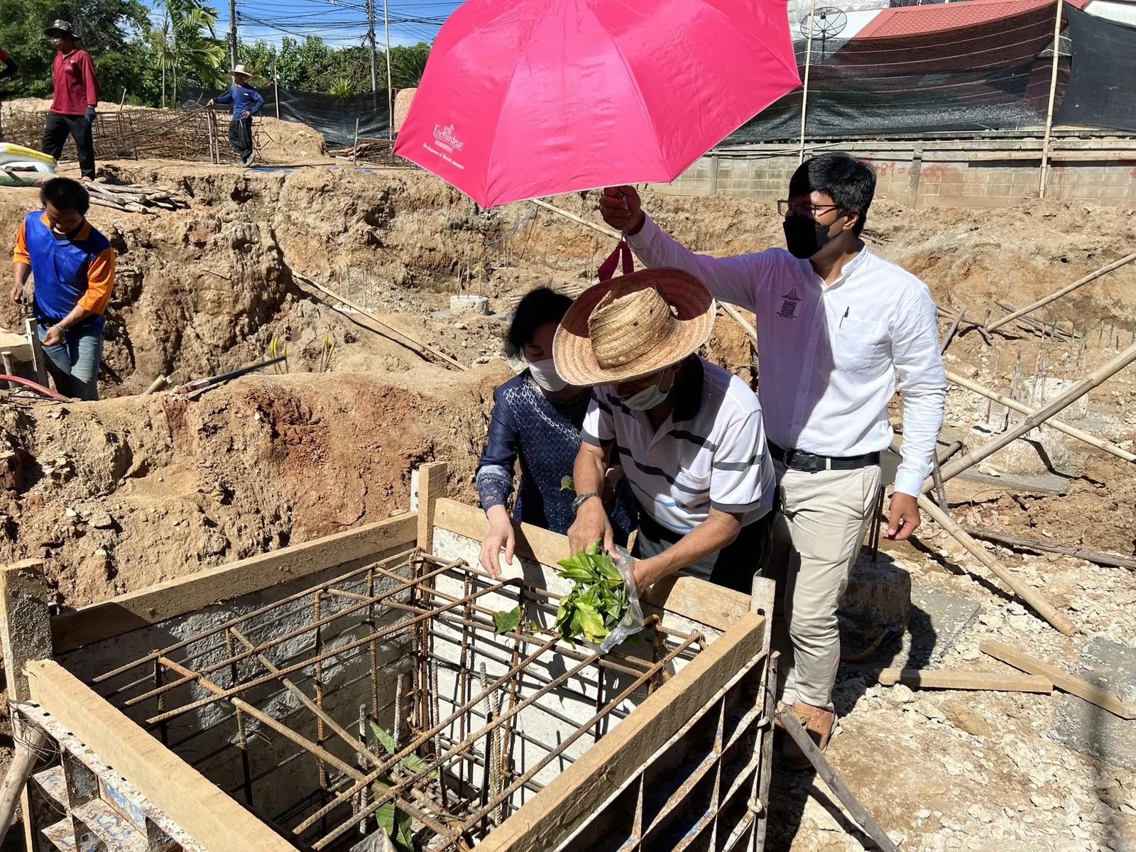 ผู้ร่วมพิธีวางเครื่องสักการะในแบบฐานราก