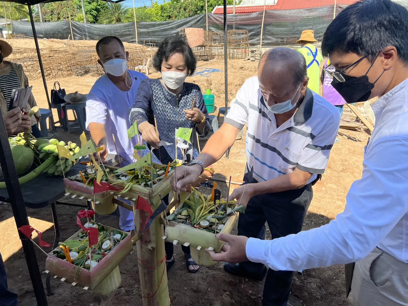 ผู้ร่วมพิธีวางเครื่องสักการะ