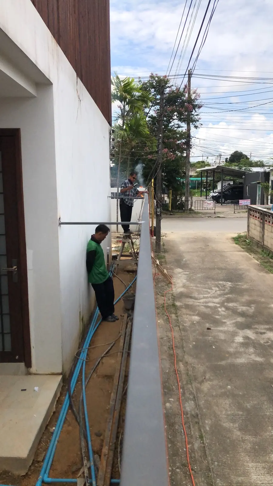 ท่อร้อยสายไฟแนวข้างบ้าน