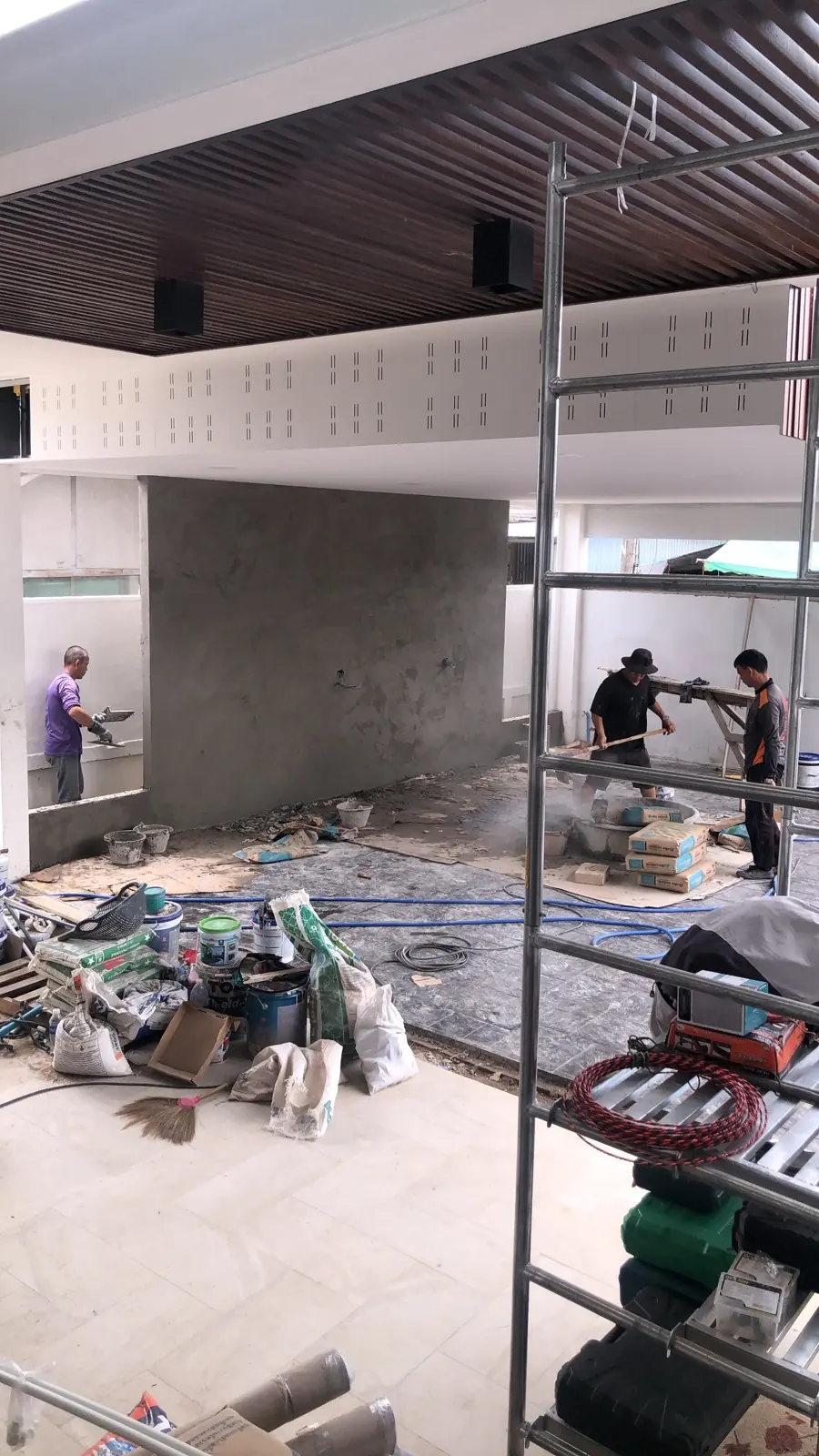 ทีมทำฝ้าบนนั่งร้าน