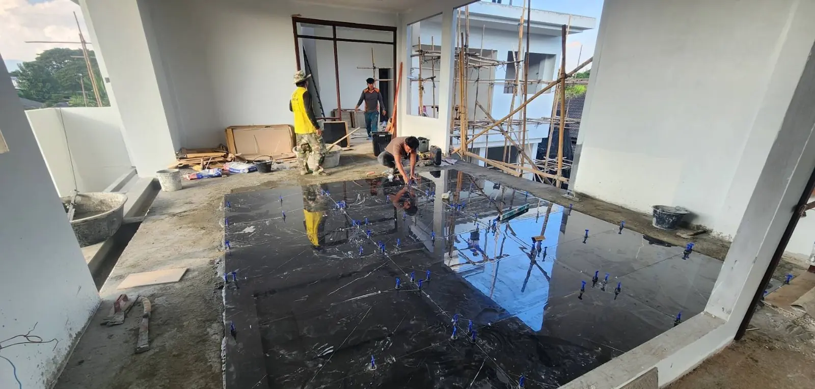 ปูกระเบื้องโถงชั้นล่าง