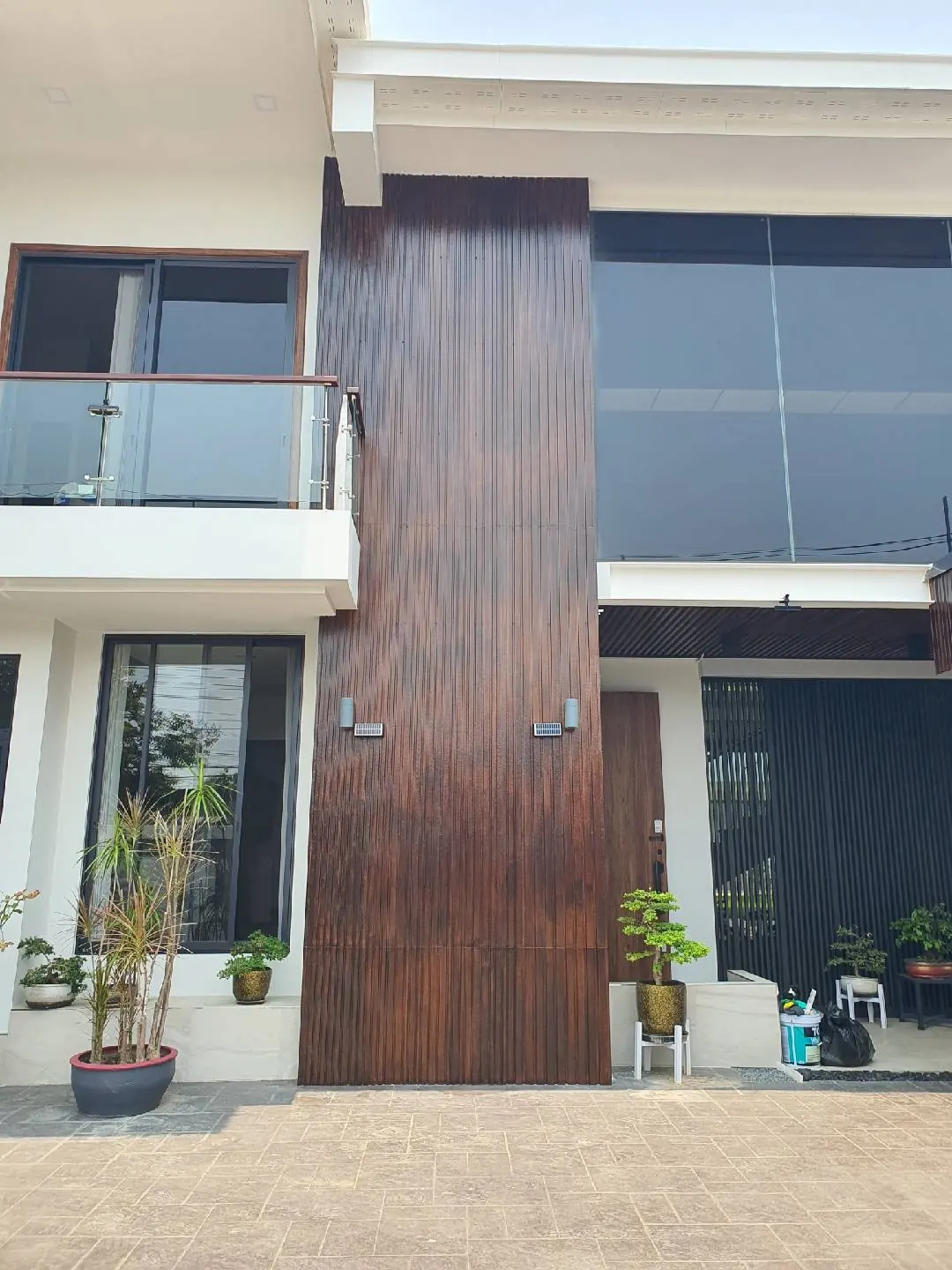 ผนังระแนงไม้หน้าบ้านที่เสร็จแล้ว