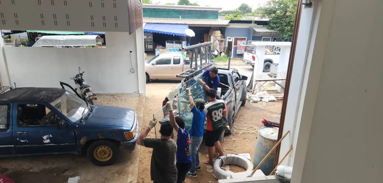 ทีมช่างช่วยกันขนกระจก