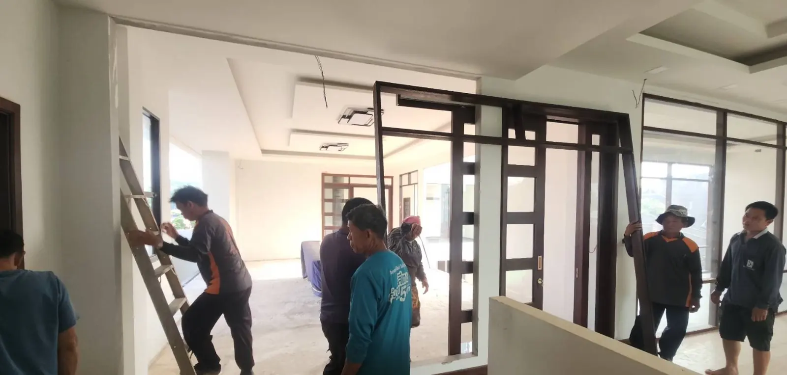 ประกอบบานกระจกภายในบ้าน