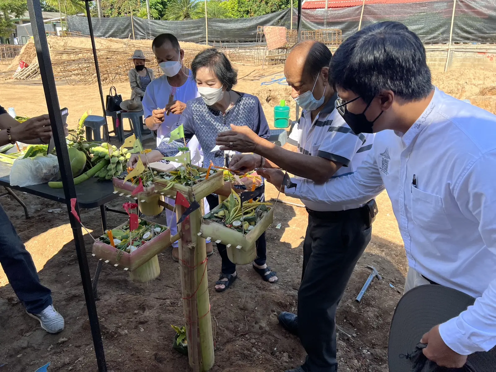เจ้าของบ้านร่วมพิธีลงเสาเอก
