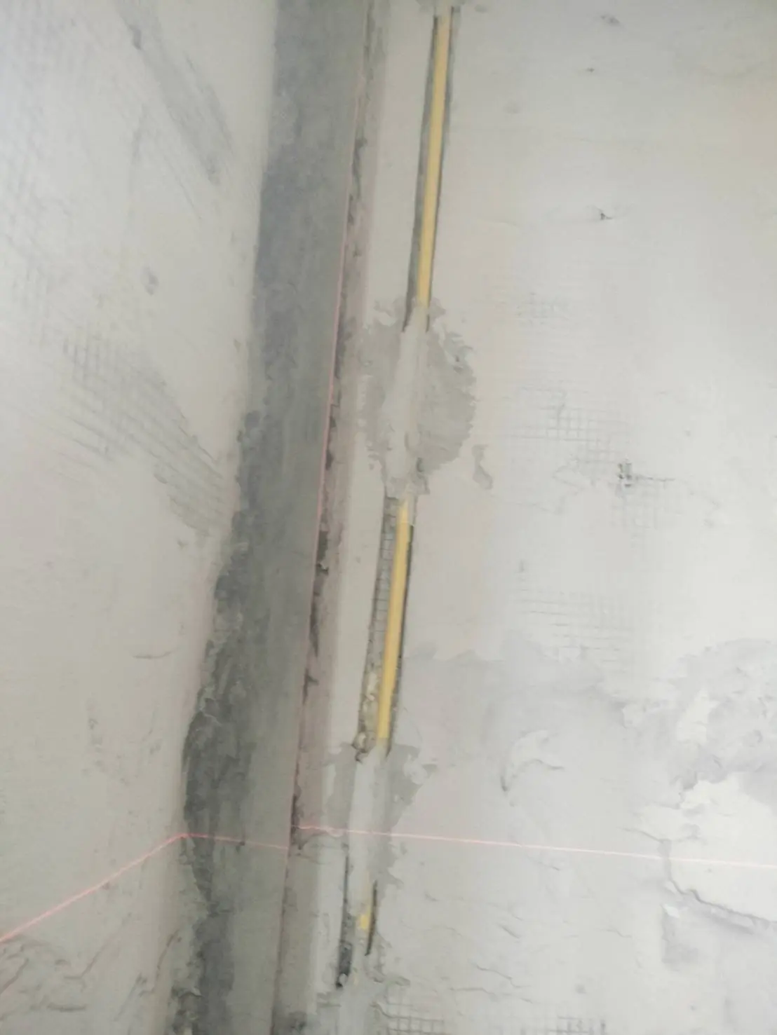ร่องท่อร้อยสายไฟในผนังก่อนปิด