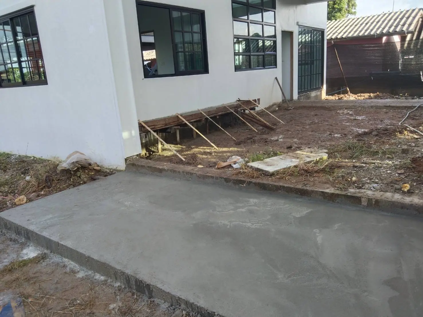 เทพื้นลานนอกบ้าน