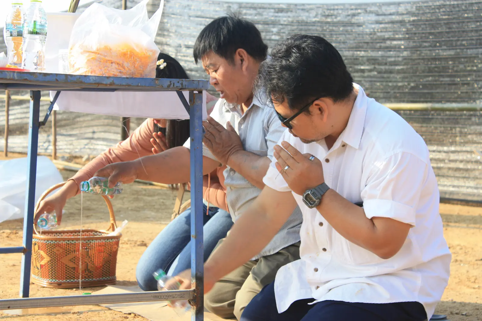 เจ้าของบ้านไหว้ก่อนเริ่มพิธี
