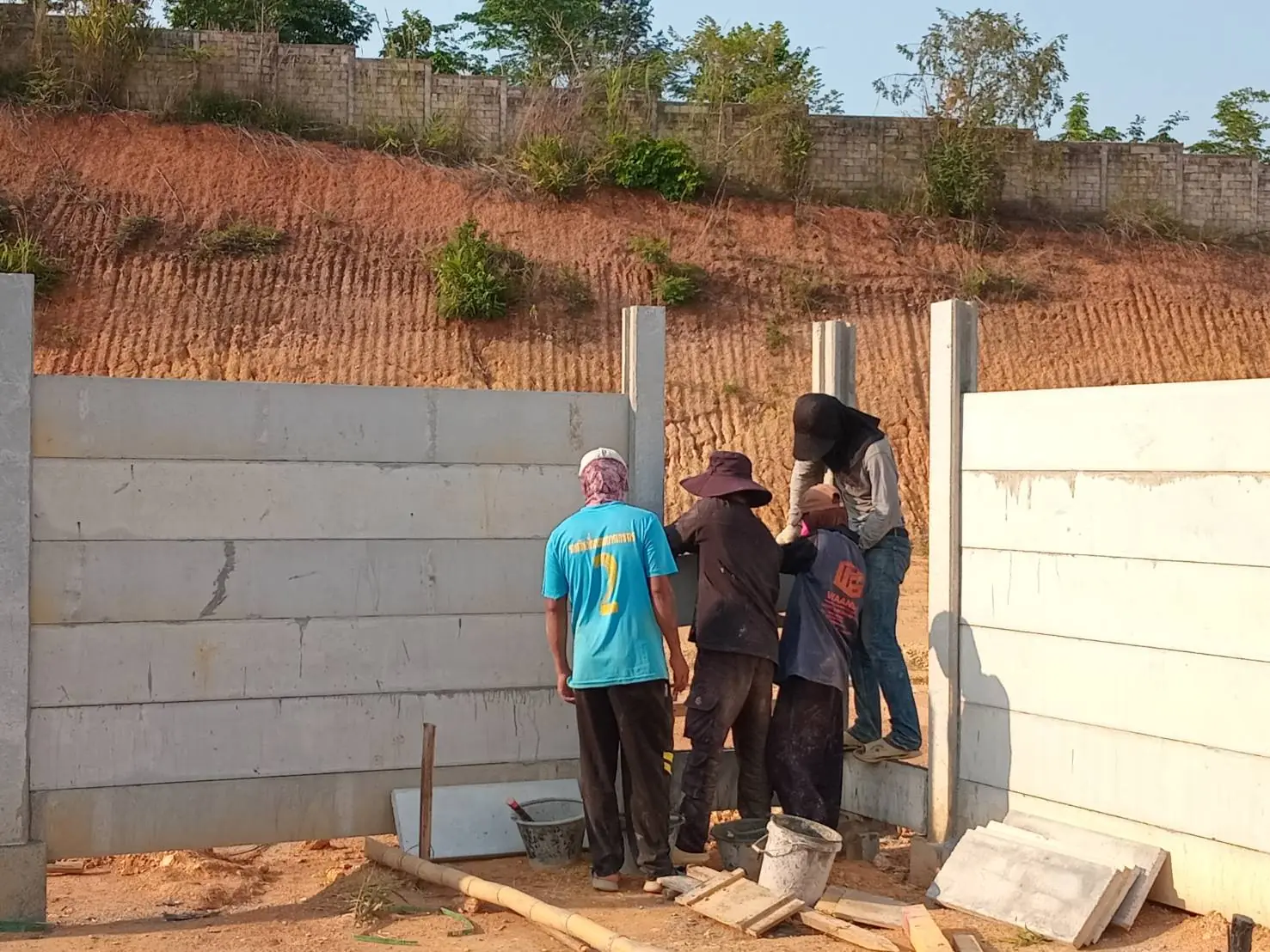 ทีมงานเสียบแผ่นรั้ว