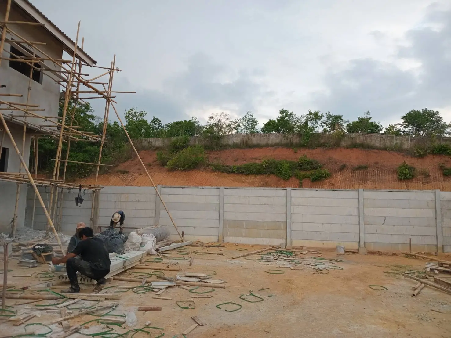 แนวรั้วกับภูเขาด้านหลัง