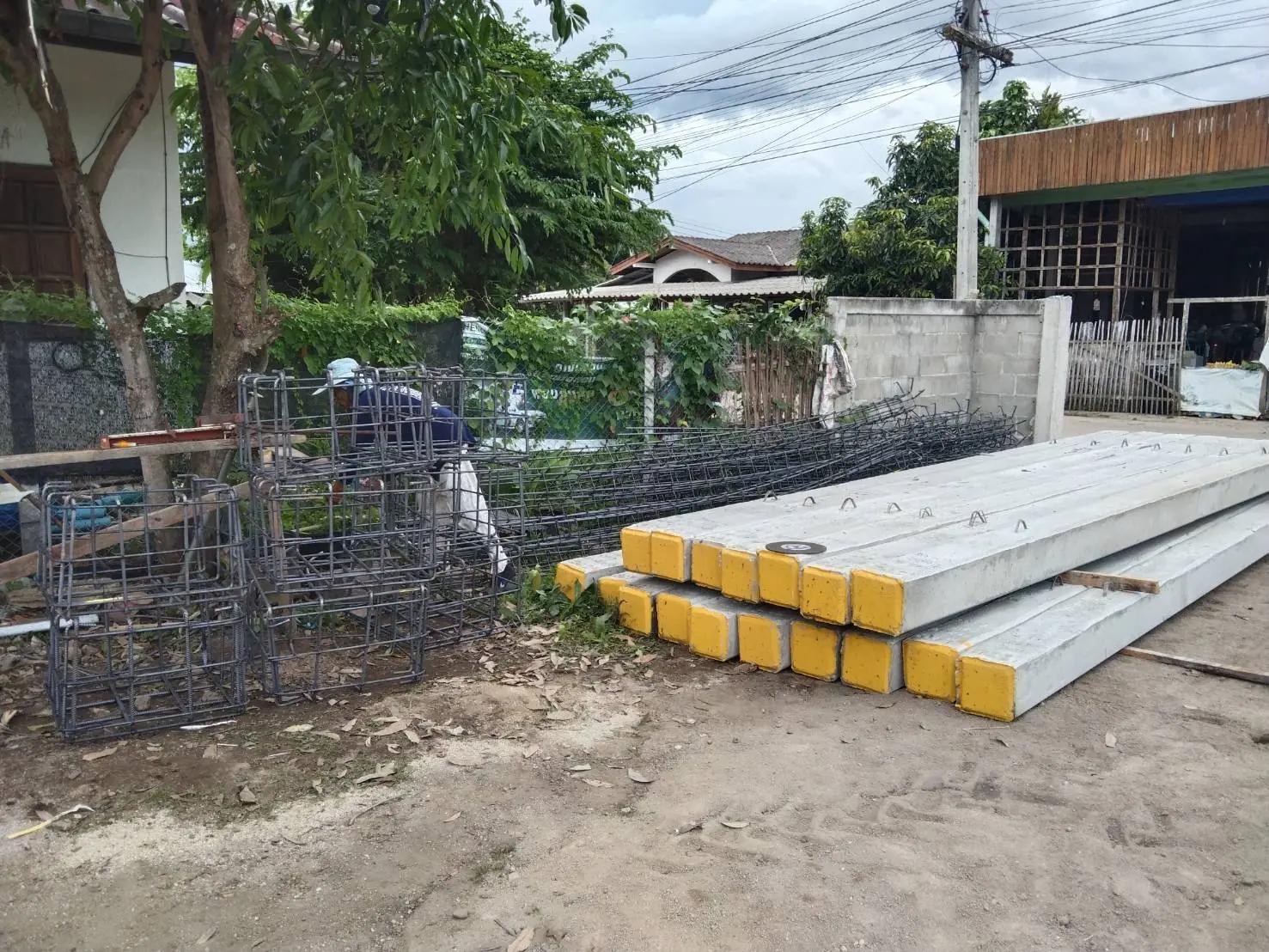 คานคอดินกับเหล็กเสาที่ตั้งรอ