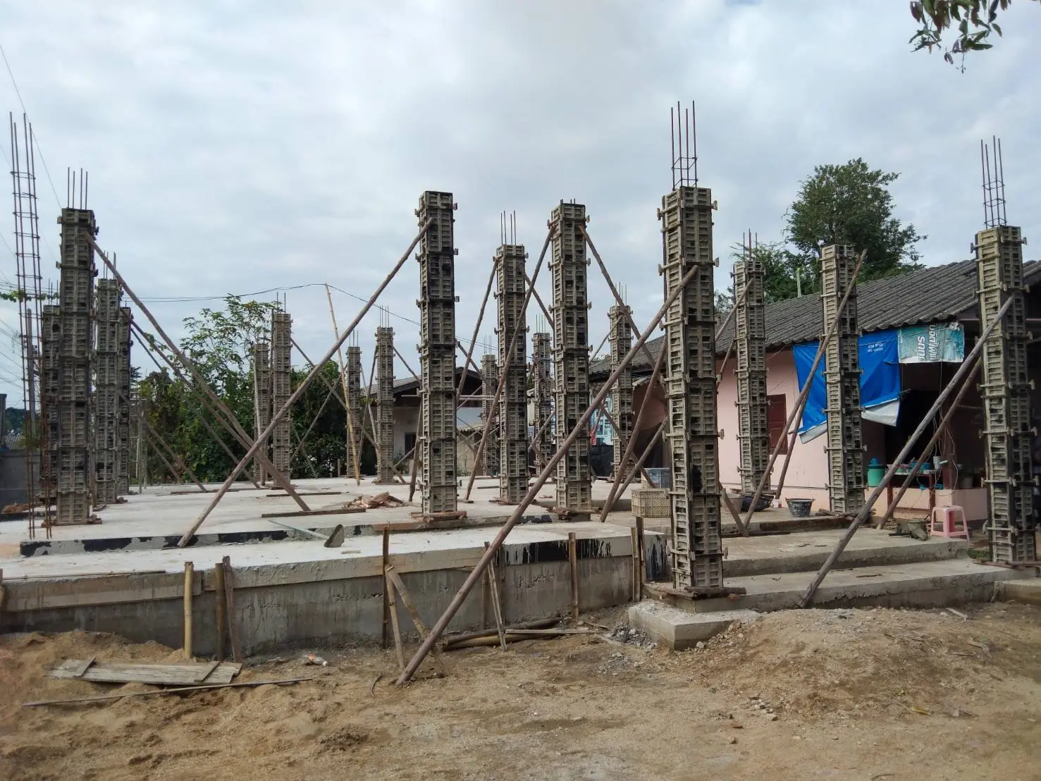 เหล็กเสาตั้งรอเท