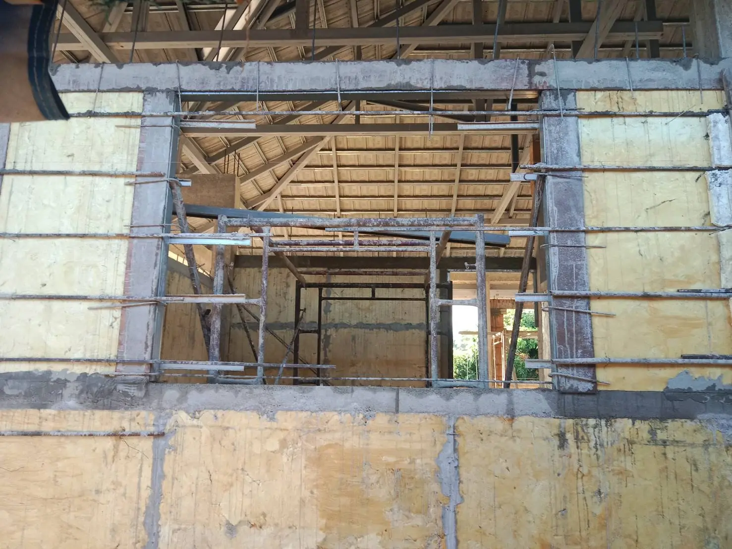 ผนังรอบหน้าต่างบานใหญ่