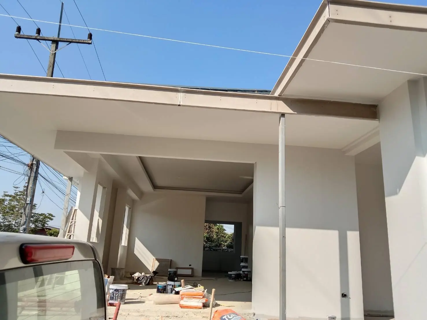 ระเบียงหน้าบ้านหลังทาสี